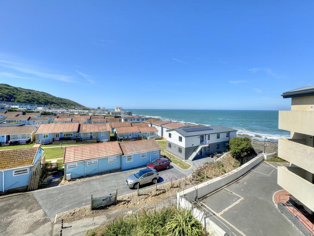 Lot: 120 - TOP FLOOR HOLIDAY APARTMENT FOR INVESTMENT - Sea Views from the Balcony
